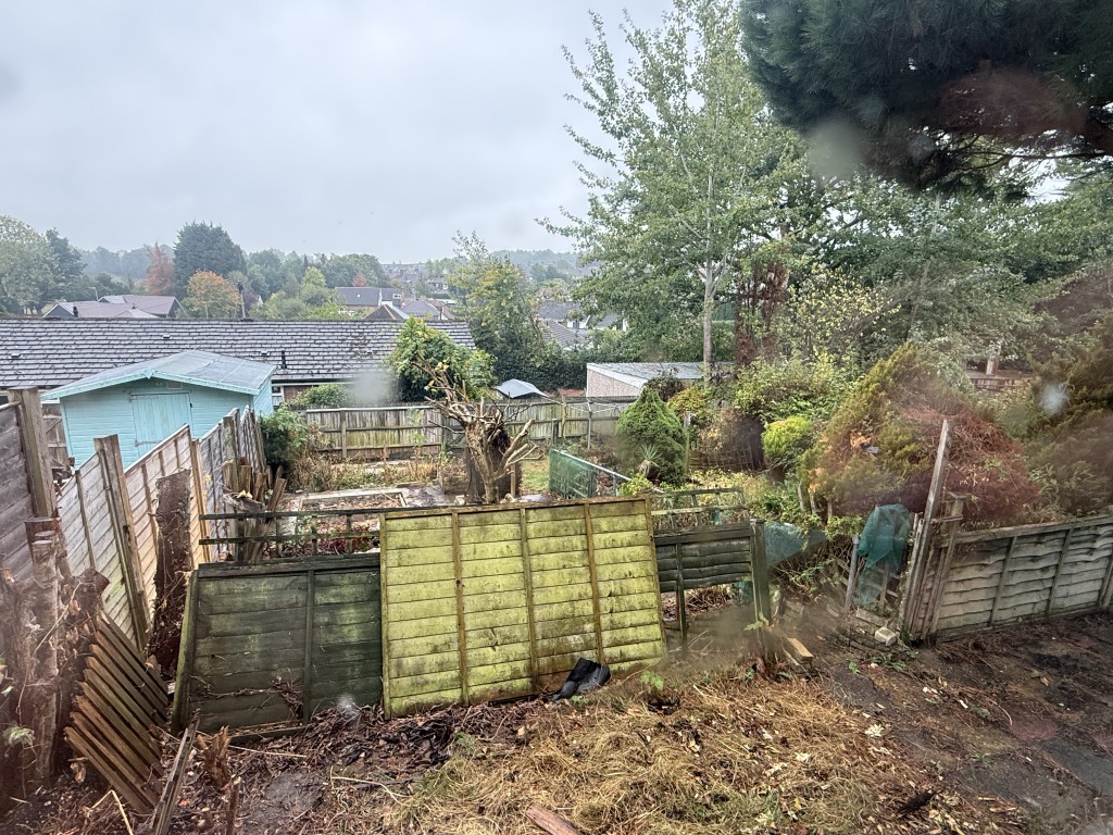 Lot: 161 - HOUSE IN NEED OF IMPROVEMENT - Rear Garden at House in Need of Modernisation
